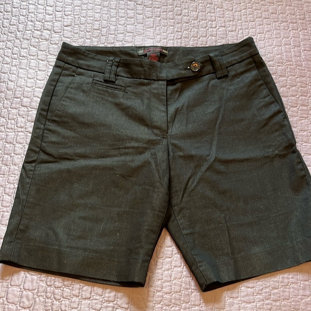 Jennifer & Grace Women’s Size 6 Lightweight black denim-look shorts 9 in…
